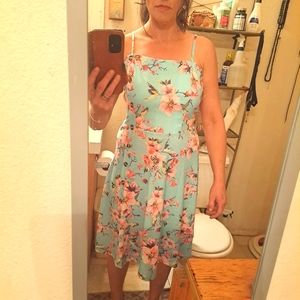SizeM/8 adjustable straps floral print Berry Dress NWOT no wrinkle side ziper